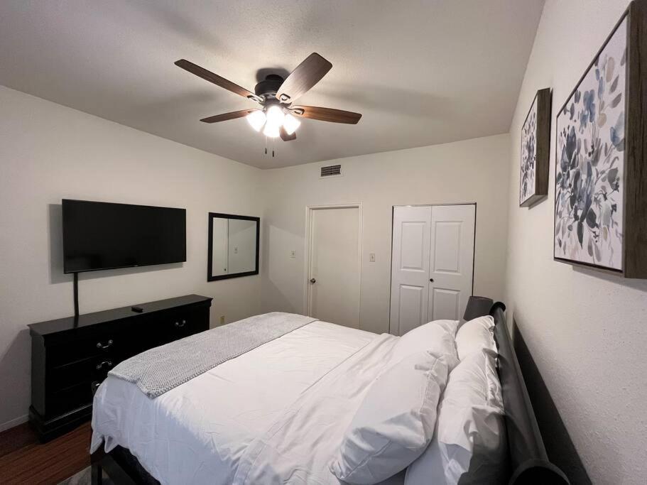 Home Away From Home-Cozy 2 Bdrm Condo/Med Cntr/Nrg Houston Exterior photo